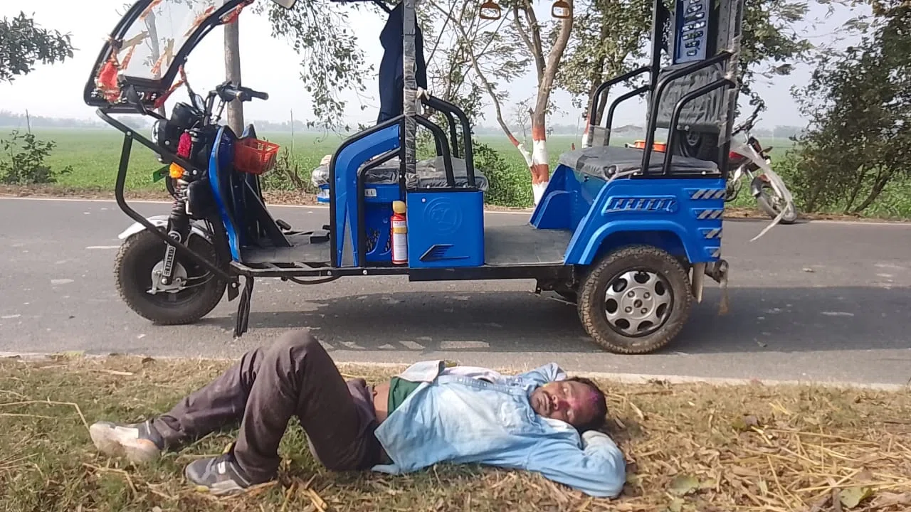 ...और जब सीएम के खगड़िया आगमन के पूर्व एक नशेड़ी ई-रिक्शा चालक ने खूब उड़ायी शराबबंदी कानून की धज्जियां