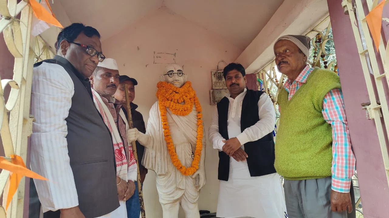 राजद के पूर्व एमएलसी प्रत्याशी मनोहर यादव ने बापू के सदैव सत्य और अहिंसा के मार्ग पर चलने की कही बात तो,बापू मध्य विद्यालय के प्राचार्य चन्द्रमणि मिश्र ने कहा-आजादी के आंदोलन के सम