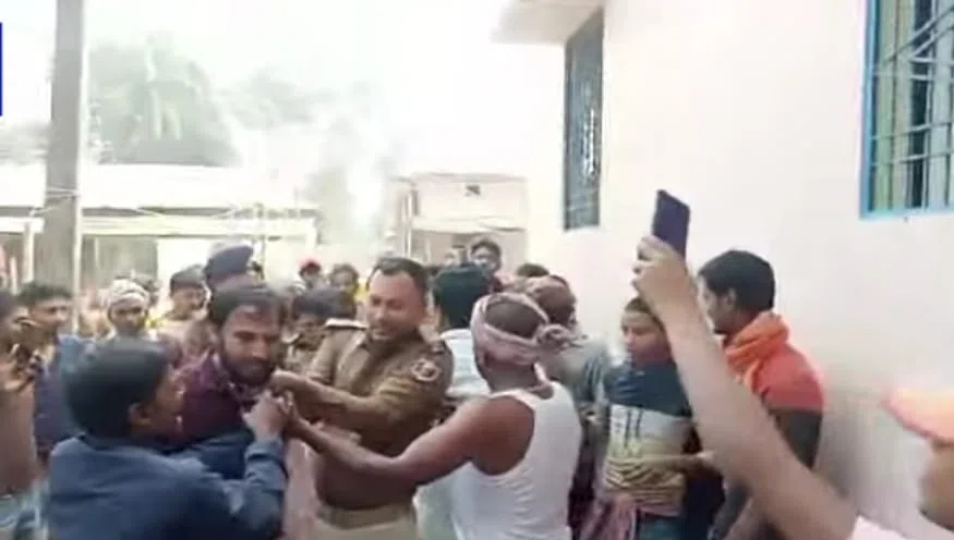 गर्ल्स स्कूल में दिनदहाड़े घुसकर अपराधियों ने की गोलीबारी,बाल-बाल बची शिक्षक की जान,भाग रहे अपराधियों में से दो को पकड़कर ग्रामीणों ने किया पुलिस के हवाले