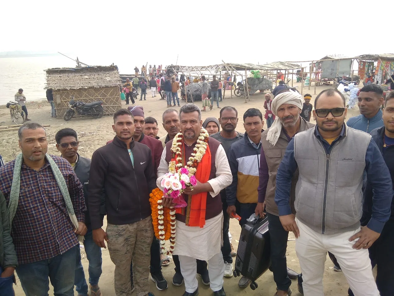 दिल्ली नगर निगम के चुनाव में जीत का पताका लहराकर पार्षद बने चंदन कुमार का चकप्रयाग गांव में भव्य स्वागत,चंदन ने कहा-मानव सेवा ही उनकी पहली प्राथमिकता