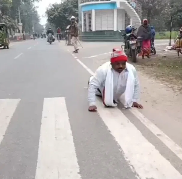 संवेदनहीन जिला प्रशासन को आईना दिखाने को ले दंड प्रणाम करते समाजसेवी पहुंचे समाहरणालय द्वार,कड़ाके की इस ठंढ़ में जरुरमंदों की सुधि नहीं लिए जाने से आहत हैं समाजसेवी