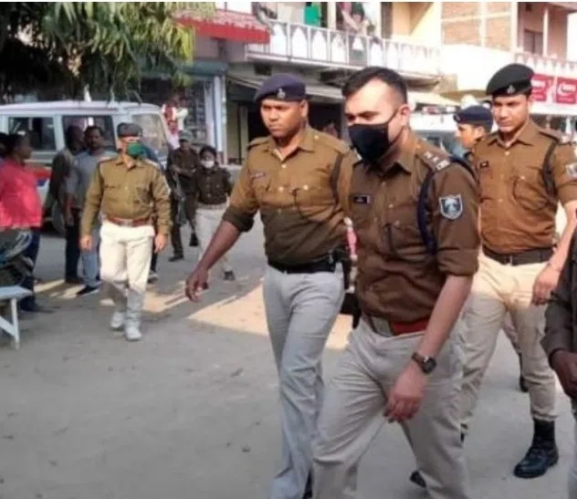 हथियारों का जखीरा बरामद कर एके-47 की तलाश में जुटी हाजीपुर पुलिस,कई बदमाशों को गिरफ्त में ले पुलिस चला रही छापेमारी अभियान, हड़कंप
