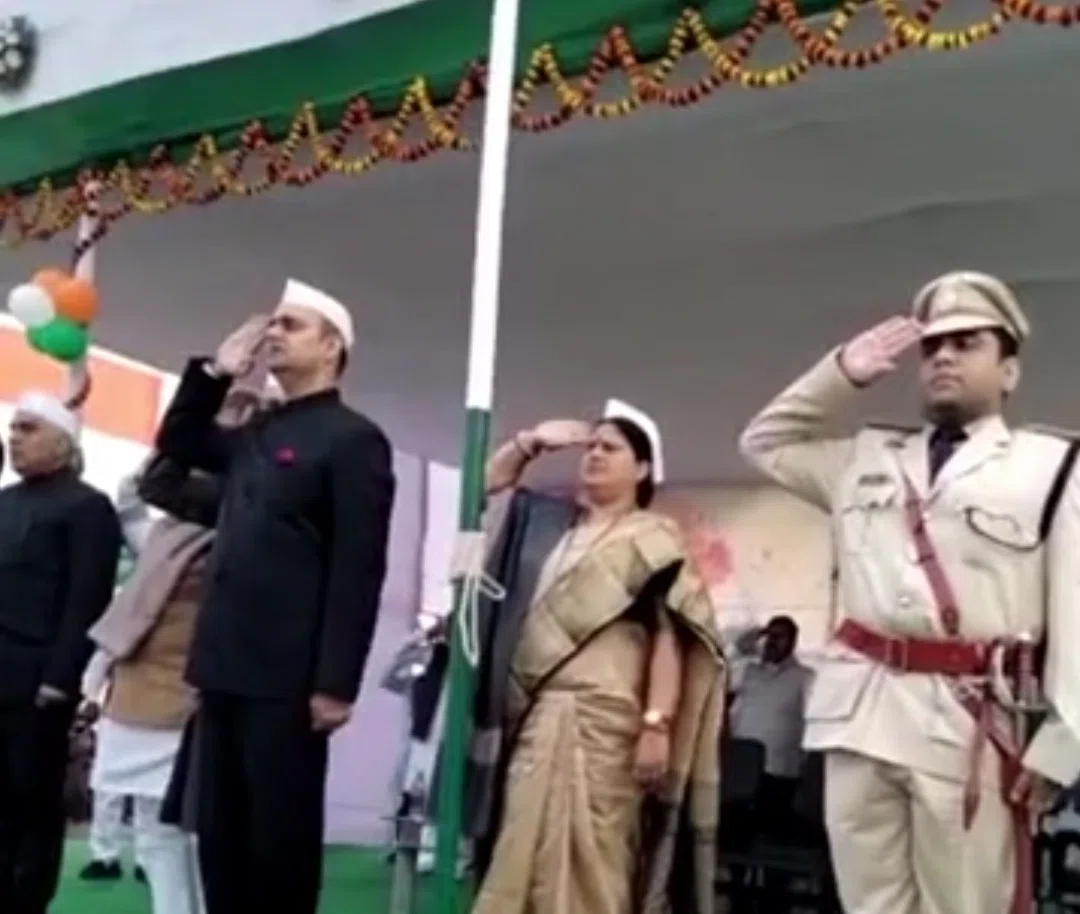 जगह-जगह गणतंत्र दिवस पर कार्यक्रमों की रही धूम, जेएनकेटी मैदान में आयोजित मुख्य समारोह में लोगों की भारी भीड़ के बीच डीएम डॉक्टर आलोक रंजन घोष ने फहराया राष्ट्रीय ध्वज,विभिन्न क्षे