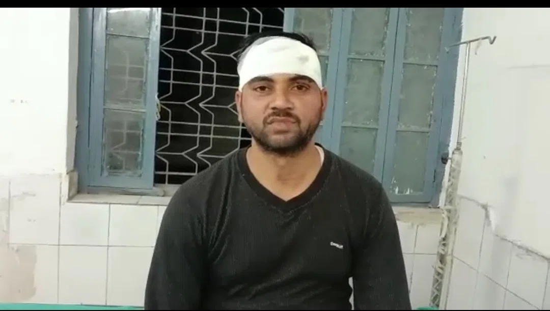 अश्लील गाना बजाने से डीजे वालों ने किया इंकार, तो शराब के नशे में बौराए असामाजिक तत्वों ने मारपीट कर किया जख्मी, पड़ताल में जुटी पुलिस