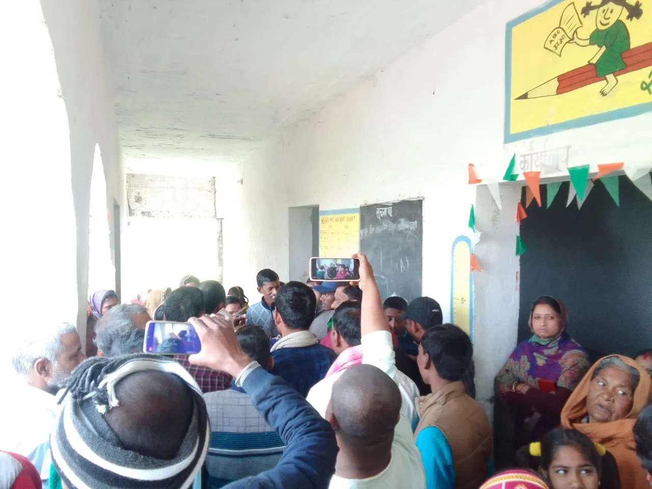 एचएम की मनमानी से नाराज ग्रामीणों ने विद्यालय पहुंचकर जमकर काटा बवाल,बच्चों का निवाला गटक जाने सहित लगाया अन्य गंभीर आरोप