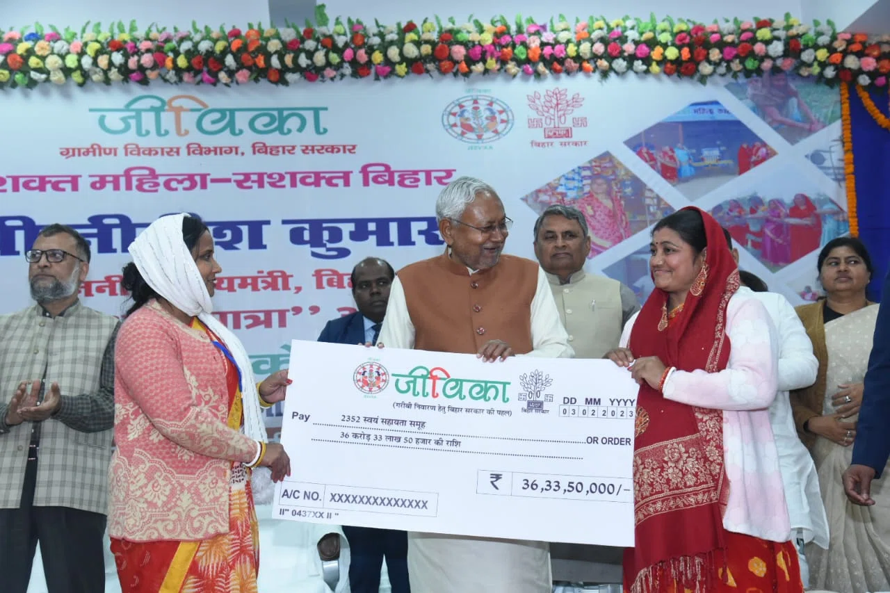 सीएम नीतीश कुमार ने समाधान यात्रा के क्रम में खरहट और मोहनी में मत्स्य, बत्तख पालन सहित मखाना प्रोसेसिंग यूनिट को नजदीक से देख की सराहना,कहा-अभी बहुत कुछ किया जाना बांकी