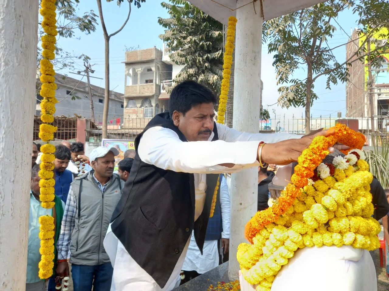 फरकिया के गांधी के नाम से प्रसिद्ध रामबहादुर आजाद की मनाई गई 89वीं जयंती,राजद के वरीय नेता मनोहर यादव ने उन्हें ताउम्र समाजवाद की सोच को आगे बढ़ाने वाला बताया,तो युवाशक्ति नेता नाग