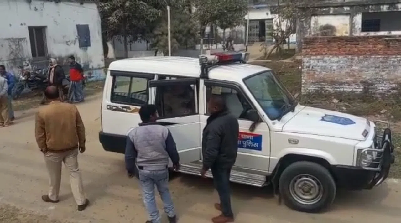 आखिर किसने हत्या कर शव को जलाकर कर दिया खाक!अर्द्धनिर्मित मकान से मिला अर्द्ध जला शव, शव बरामद कर पड़ताल में जुटी पुलिस
