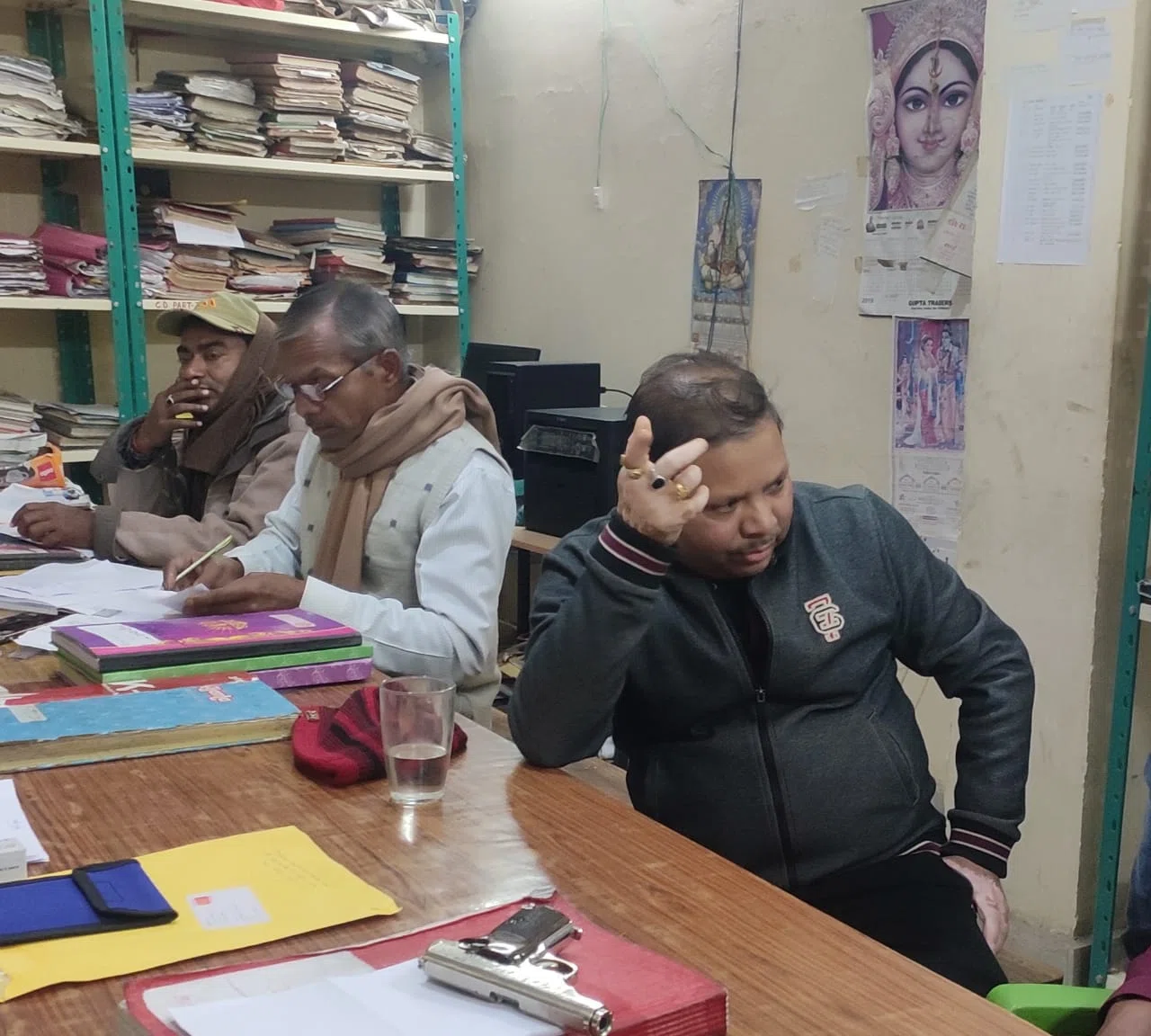 पड़ोसी के बेटे की शादी मौके पर हर्ष फायरिंग करना स्वर्ण व्यवसायी को पड़ा मंहगा,पिस्टल और कारतूस के साथ धराए