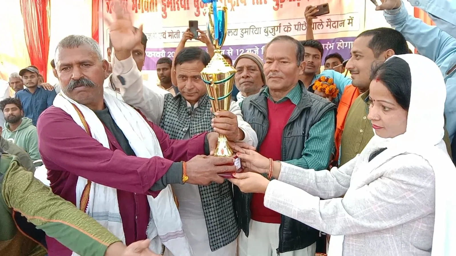 ...और फिर अव्वल स्थान पर रहे राजधानी एक्सप्रेस के नाम से चर्चित कटीमन सिंह के घोड़े,नगर सभापति अर्चना देवी ने किया घुड़दौड़ प्रतियोगिता का संयुक्त रुप से उद्घाटन