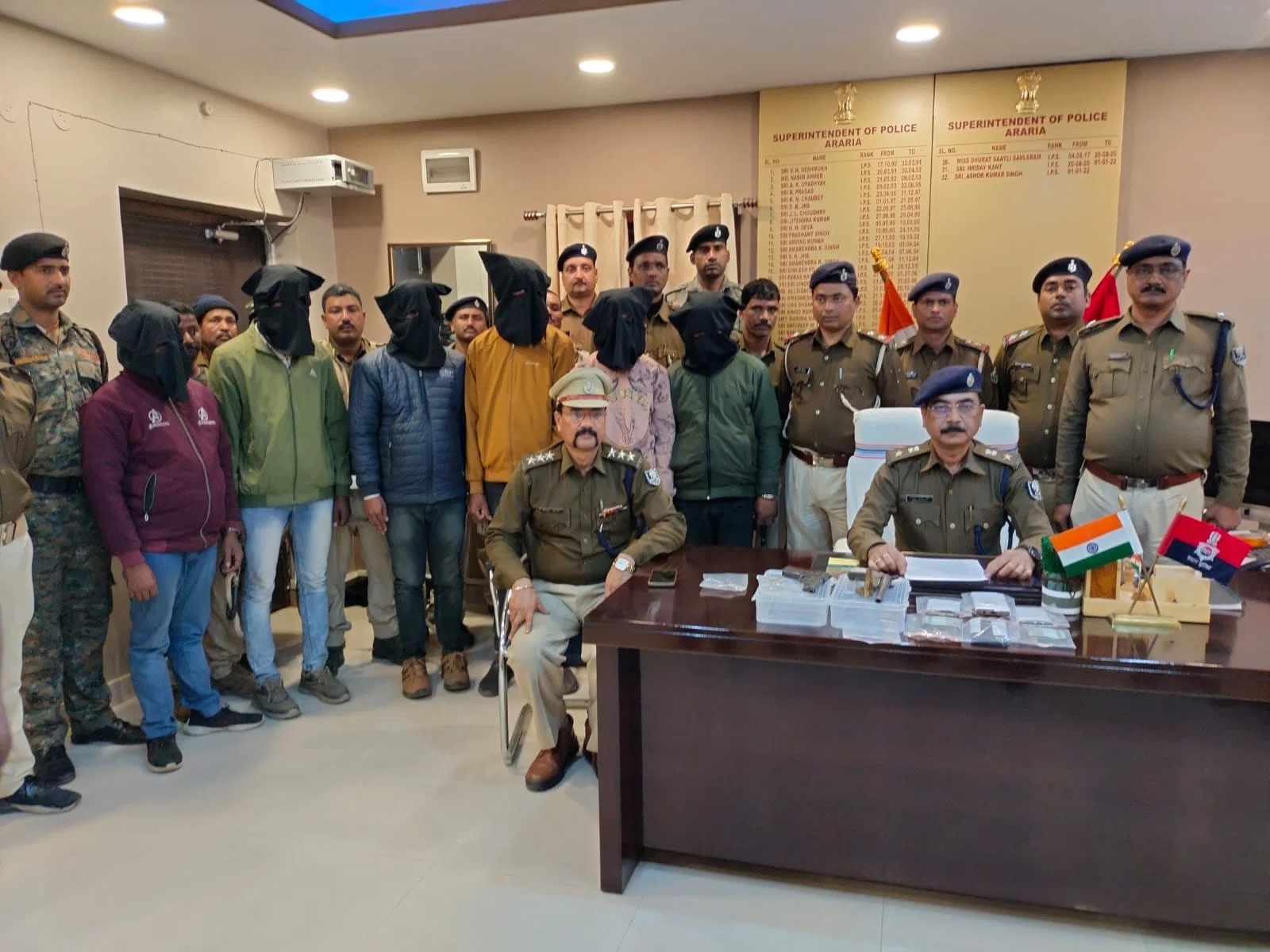 अपराध करने के दौरान छह बदमाश धराया,दो देशी कट्टा,सात कारतूस,तीन मिस फायर कारतूस और दो मोबाइल सहित लूट का 14 हजार 300 रुपये बरामद