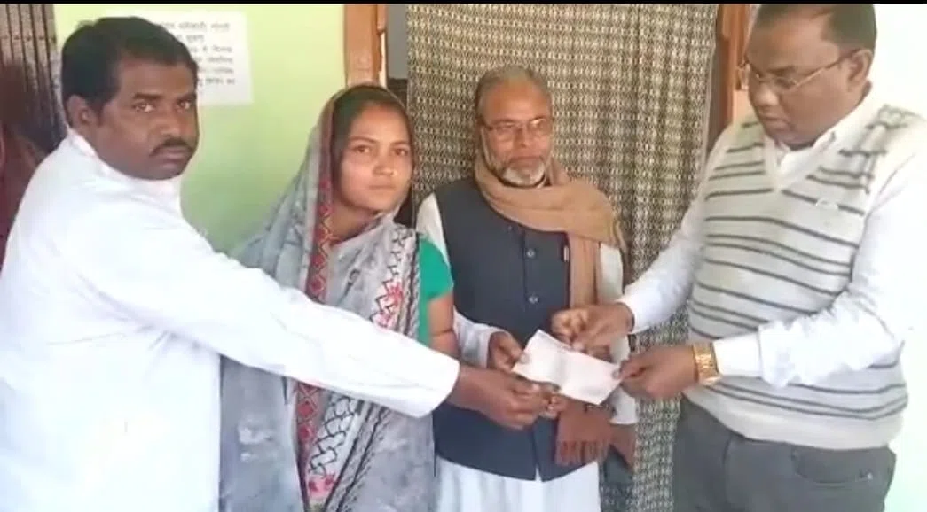 अग्निकांड प्रभावित दस परिवारों को मिला मुआवजे का चेक,डीएम डॉक्टर आलोक रंजन घोष के निर्देश पर बीडीओ ने अपने कार्यालय कक्ष में सौंपा चेक
