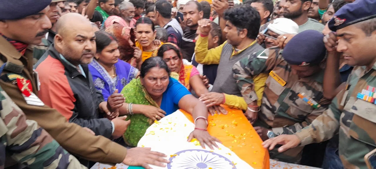 भारतीय सेना में JCOके पद पर कार्यरत खगड़िया के लाल प्रशांत कुमार उर्फ अवधेश को नम आंखों से दी गई अंतिम विदाई,सैनिक सम्मान के साथ दुधैला गंगा घाट पर किया गया उनका अंतिम संस्कार,बड़े