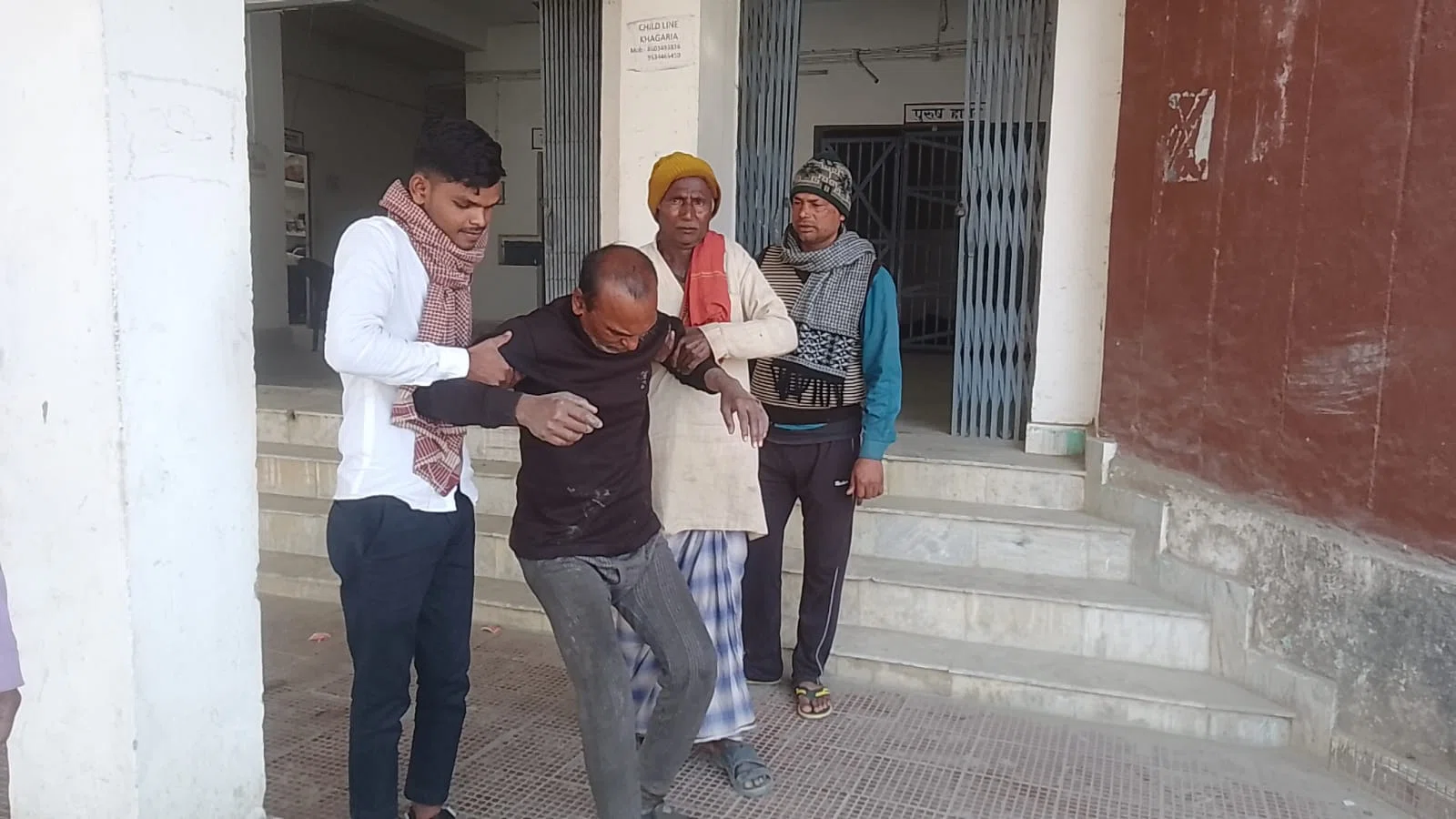 विवादित जमीन पर मकान निर्माण को लेकर दो पक्षों के बीच हुई मारपीट, कोशी उच्च विद्यालय के शिक्षक बुरी तरह जख्मी