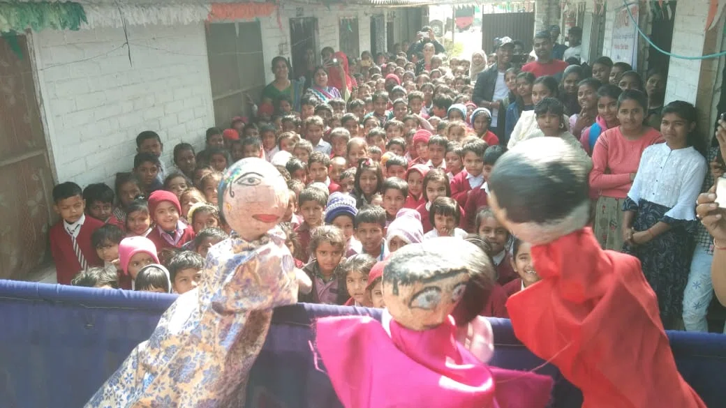 लोक कला का विभिन्न जगहों पर प्रदर्शन,लोक कला के माध्यम से क्षेत्र के विभिन्न जगहों पर छात्र-छात्राओं को सामाजिक बदलाव के लिए किया जा रहा जागरुक:अनिल सिन्हा