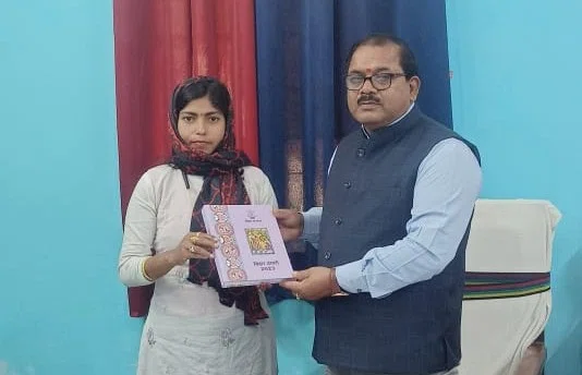 जिला शिक्षा पदाधिकारी ने डॉ स्वराक्षी स्वरा को किया सम्मानित