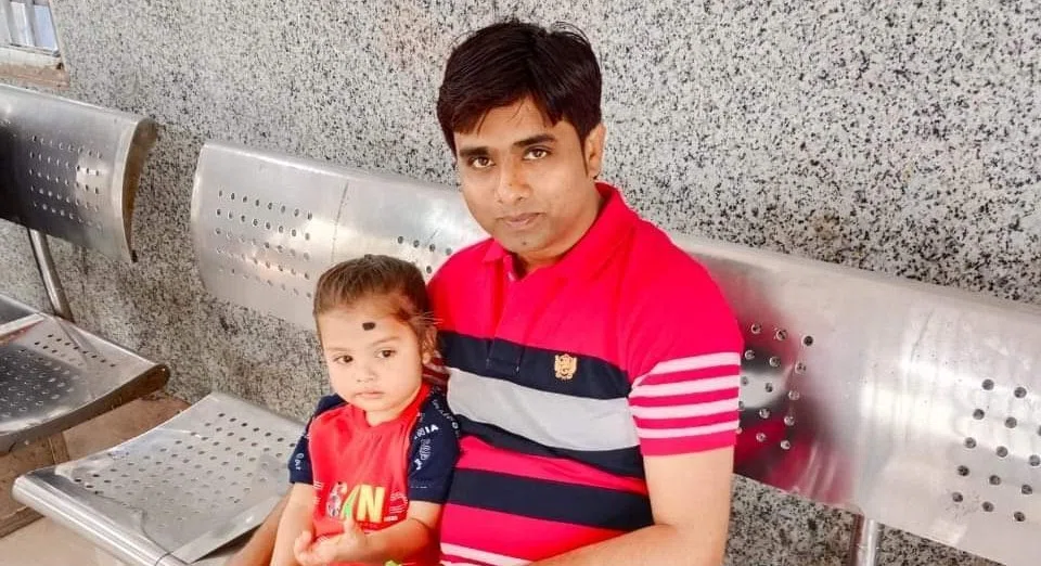 स्कूल संचालन के समय ही शिक्षक ने फांसी के फंदे से लटककर कर ली खुदकुशी, मचा कोहराम,पति के शव से लिपट कर विलाप करती शिक्षिका पत्नी को देख अपने-आपको संभाल नहीं पा रहे थे बच्चे और अन्य