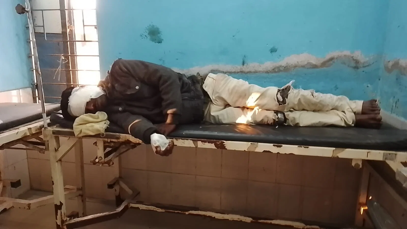 मजदूरी करने को ले दोस्तों के साथ दिल्ली जाने की तमन्ना नहीं हो सकी पूरी, महेशखूंट पहुंचकर ट्रेन पकड़ने से पहले बेलदौर में ऑटो पलटने के कारण दोनों यात्री गंभीर रुप से जख्मी,एक बेहतर