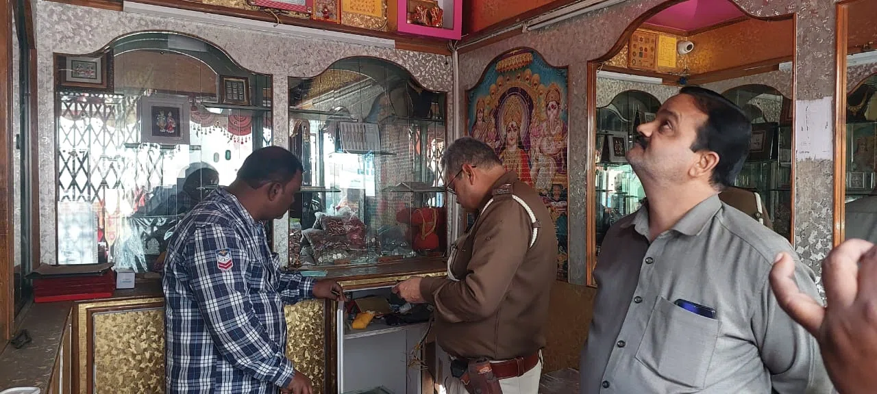ज्वेलरी दुकान में चोरों ने दिया बड़ी घटना को अंजाम, स्वर्णाभूषण के साथ-साथ सीसीटीवी कैमरा का डीवीआर, एलसीडी टीवी समेत अन्य सामानों को उड़ा ले गए चोर,कारोबारियों ने जताई पुलिस के प्