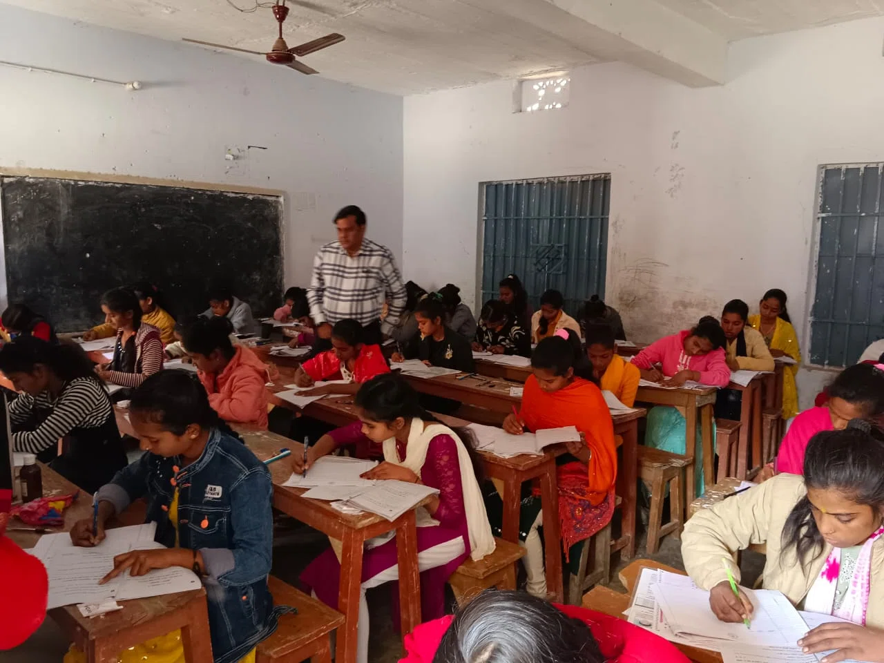दूसरे के बदले मैट्रिक की परीक्षा दे रही एक महिला परीक्षार्थी गिरफ्तार,एडीएम द्वारा गिरफ्तार कराई गई नकली परीक्षार्थी ने स्वीकारा कि,पन्द्रह हजार में प्रथम श्रेणी से पास कराने को ले