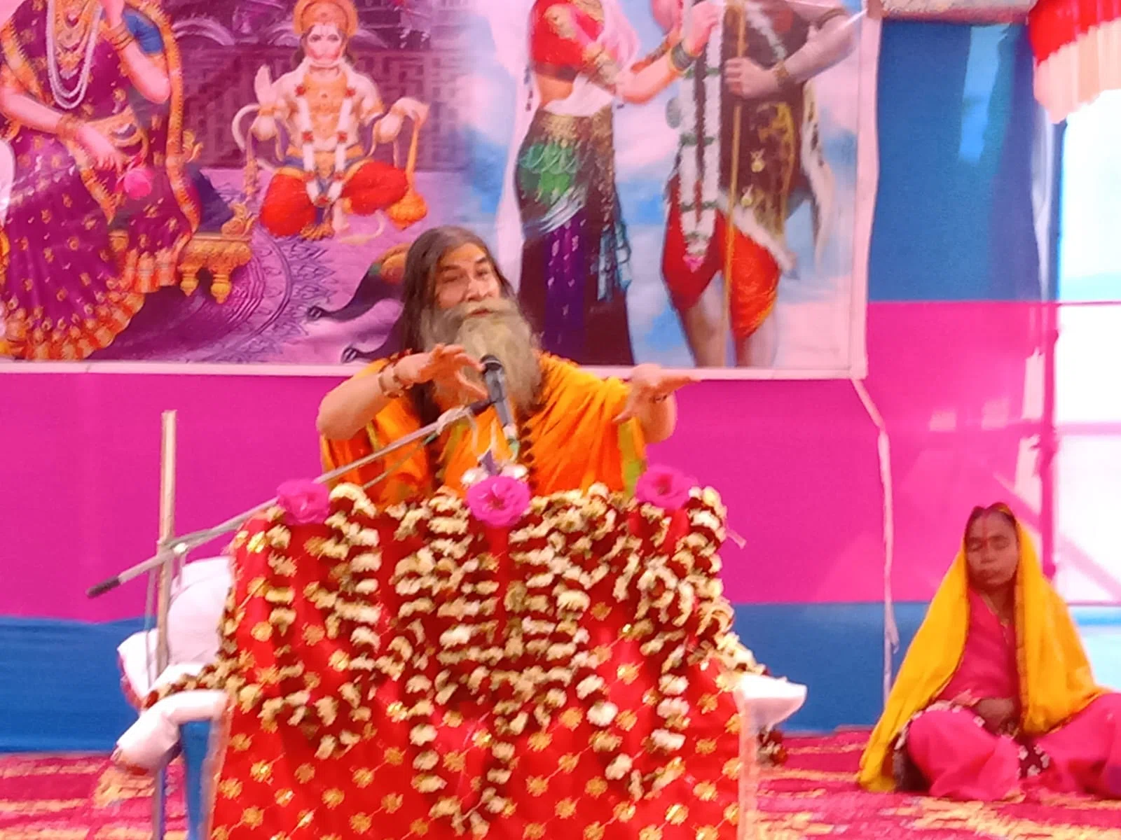 श्रीमद्भागवत कथा ज्ञान महायज्ञ के चौथे दिन कृष्णावतार को ले उमड़ी श्रद्धालुओं की भीड़, भागवत कथा की बह रही गंगा में घंटों डुबकी लगाते रहे श्रद्धालुगण