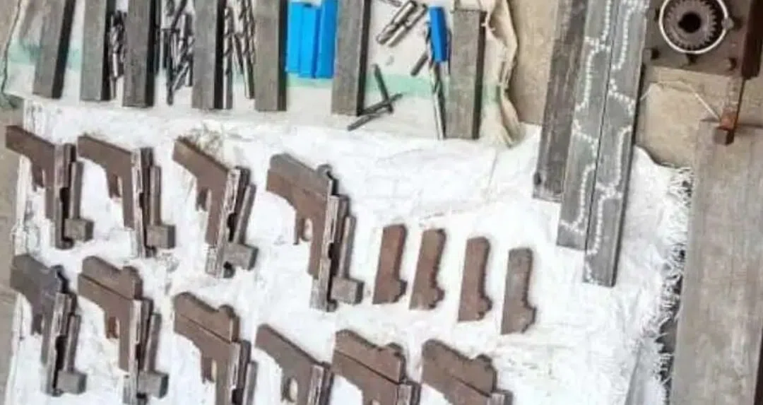 सोनवर्षा घाट मुशहरी में चल रही थी मिनी गन फैक्ट्री,भारी मात्रा में अर्धनिर्मित हथियार और हथियार बनाने में प्रयुक्त होने वाले औजार सहित तीन धंधेबाज धराए