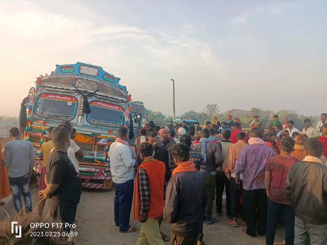 बालू लदे अनियंत्रित ट्रक ने बूढ़ी गंडक पुल पर युवक को रौंदा,दर्दनाक मौत से आक्रोशित लोगों ने तीन घंटे तक एनएच 31को रखा जाम,खनन विभाग की गाड़ी द्वारा पीछा किए जाने के कारण ट्रक चालक
