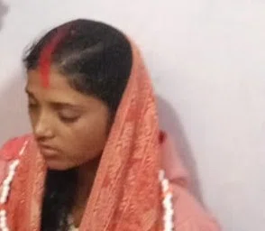 आपत्तिजनक स्थिति में पकड़े गए प्रेमी युगल की ग्रामीणों ने कराई शादी,2 घंटे बाद ही दूल्हा हो गया फरार,गायब पति की तलाश में थाने का चक्कर काट रही नवविवाहिता
