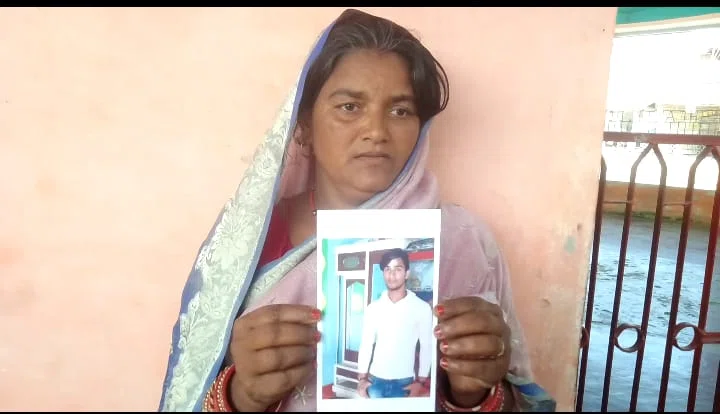 बेटे को गांव के एक अन्य युवक के साथ पांच माह पहले पकड़ ली थी पुलिस, अब तक नहीं लौटा है घर, रिंकू देवी थानाध्यक्ष से लगायी सकुशल बरामदगी की गुहार