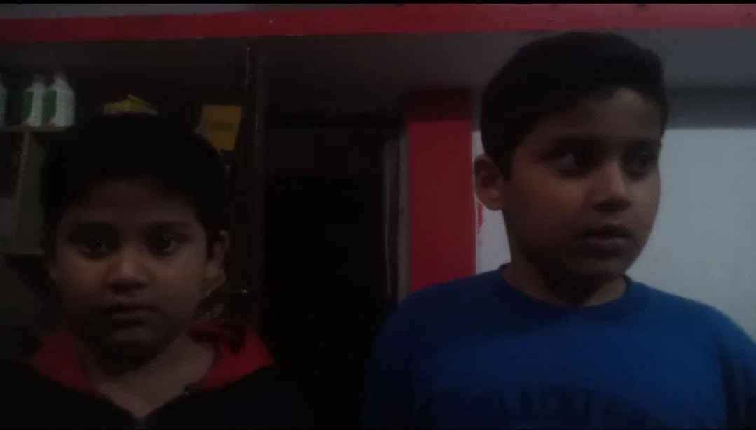पनोरमा के शिक्षक ने कक्षा चार के छात्रों को बेरहमी से पीटा,म्यूजिक टीचर ने प्लास्टिक बेंत से की पिटाई, बच्चों का जख्म देख मां के छलके आंसू