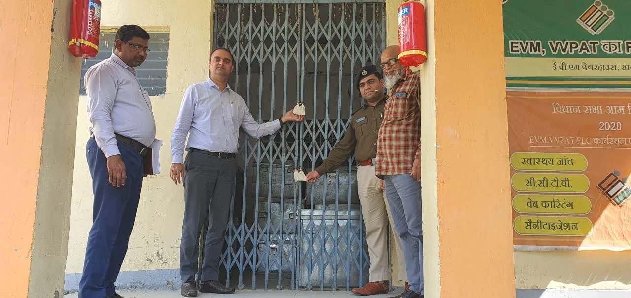 डीएम एवं एसपी द्वारा किया गया ईवीएम वेयरहाउस का मासिक आंतरिक भौतिक सत्यापन, सारी व्यवस्था पाई गई दुरुस्त