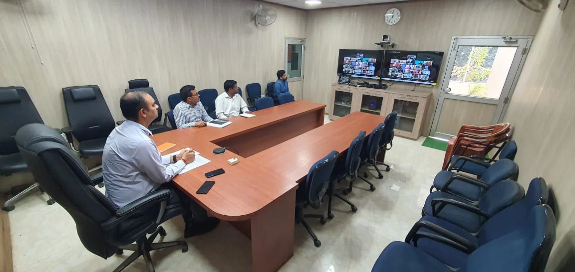 जल संरक्षण और हर खेत में पानी पहुंचाने का डीएम डॉक्टर आलोक रंजन घोष ने लक्ष्य किया निर्धारित, कार्यक्रम पदाधिकारियों के साथ की मंत्रणा