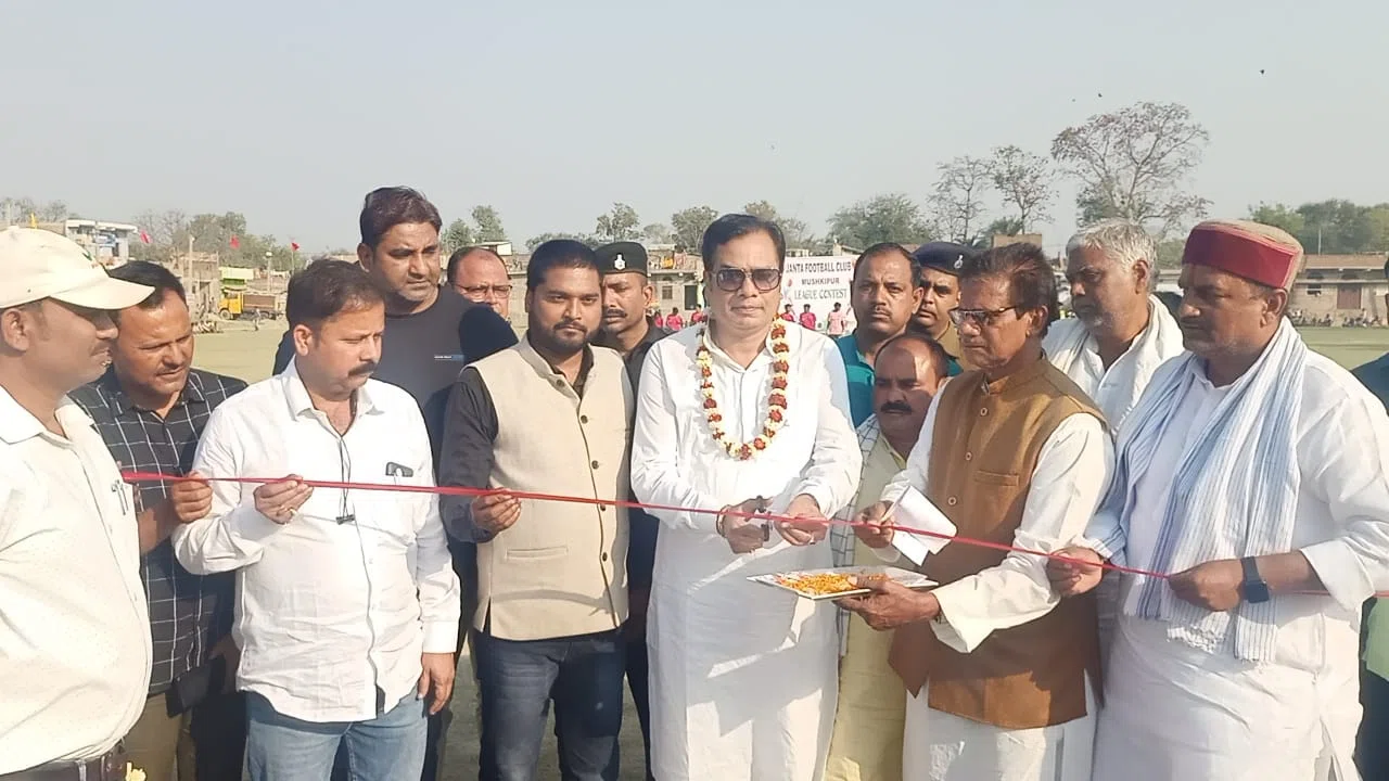 नवनिर्मित सड़क का उद्घाटन करने पहुंचे विधायक डॉक्टर संजीव कुमार के स्वागत में उमड़ी भीड़, कहा-बिहार के मुखिया नीतीश कुमार के नेतृत्व में बह रही है विकास की बयार,आने वाले समय में मॉ