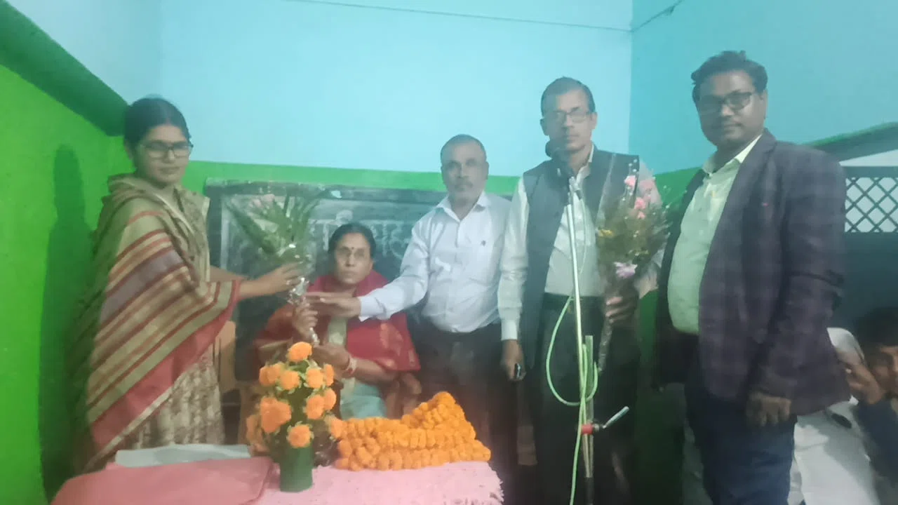 शिक्षक पद से सेवानिवृत्त तो होते हैं...लेकिन जिम्मेदारियों से कभी नहीं होते निवृत्त,समारोह आयोजित कर सेवानिवृत्त शिक्षिका कुमारी कुमकुम को दी गई विदाई