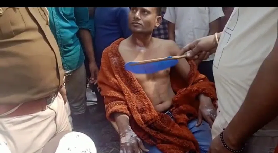 शार्ट सर्किट से किराना के थौक विक्रेता की दुकान में लगी भीषण आग,बच्चे को बचाने के दौरान दुकान मालिक भी झुलसे, अग्निकांड में लाखों की संपत्ति जलकर राख