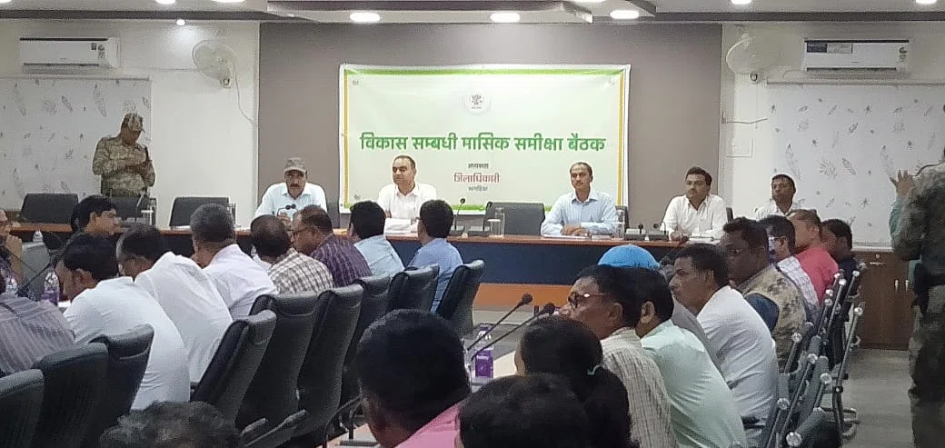 आवास पूर्णता मामले में खराब प्रदर्शन करने वाले आवास सहायकों पर होगी कार्रवाई, विकासात्मक कार्यों की समीक्षात्मक बैठक में डीएम डॉक्टर आलोक रंजन घोष ने कई दिशा-निर्देश किए जारी