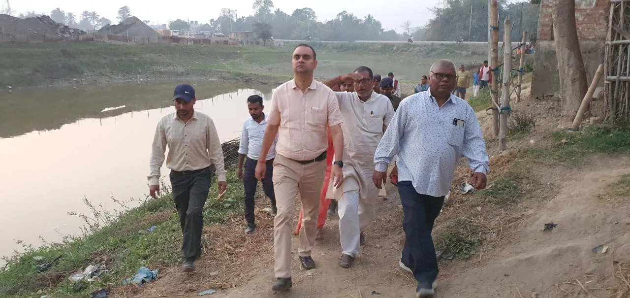 प्रधानमंत्री आवास योजना (ग्रामीण),इंदिरा आवास योजना की डीएम डॉक्टर आलोक रंजन घोष ने की समीक्षा,कहा-भूमिहीनों के आवास निर्माण को ले भी हो रही व्यवस्था
