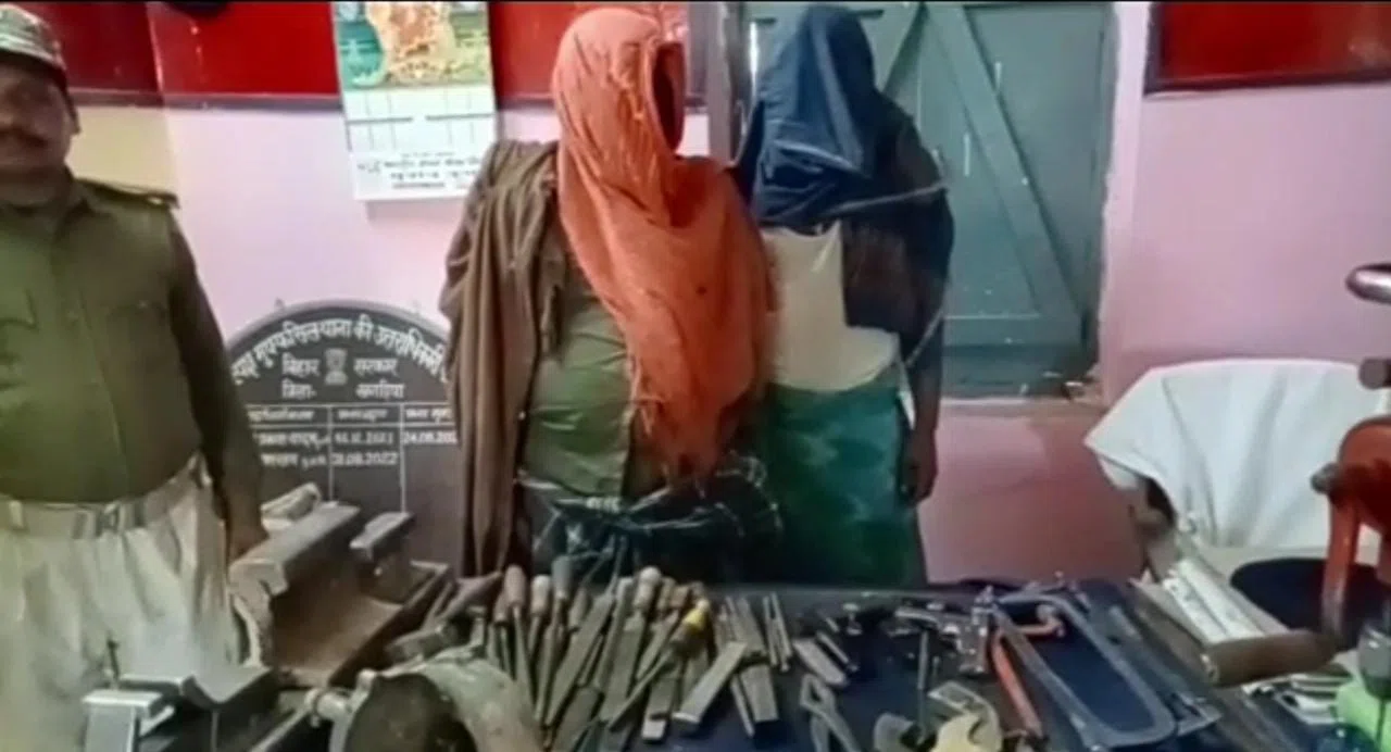 मक्के के खेत में मिनी गन फैक्ट्री संचालित कर उगलाए जा रहे थे अवैध हथियार, निर्मित और अर्धनिर्मित हथियारों के साथ संचालक और कारीगर धराया