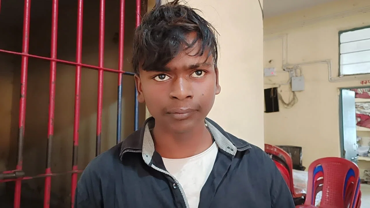 दुकान में चोरी कर भाग रहे शातिर चोर को ग्रामीणों ने दबोचकर किया पुलिस के हवाले,पास से देसी कट्टा और कारतूस बरामद