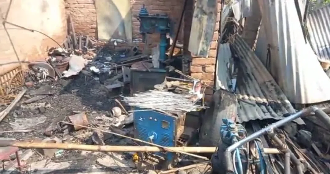 दुकान में लगी आग,पांच लाख से अधिक का समान जलकर राख,दुकानदार मोहम्मद परवेज ने कहा-दुकान में आग लगी नहीं बल्कि किसी ने आग लगाई