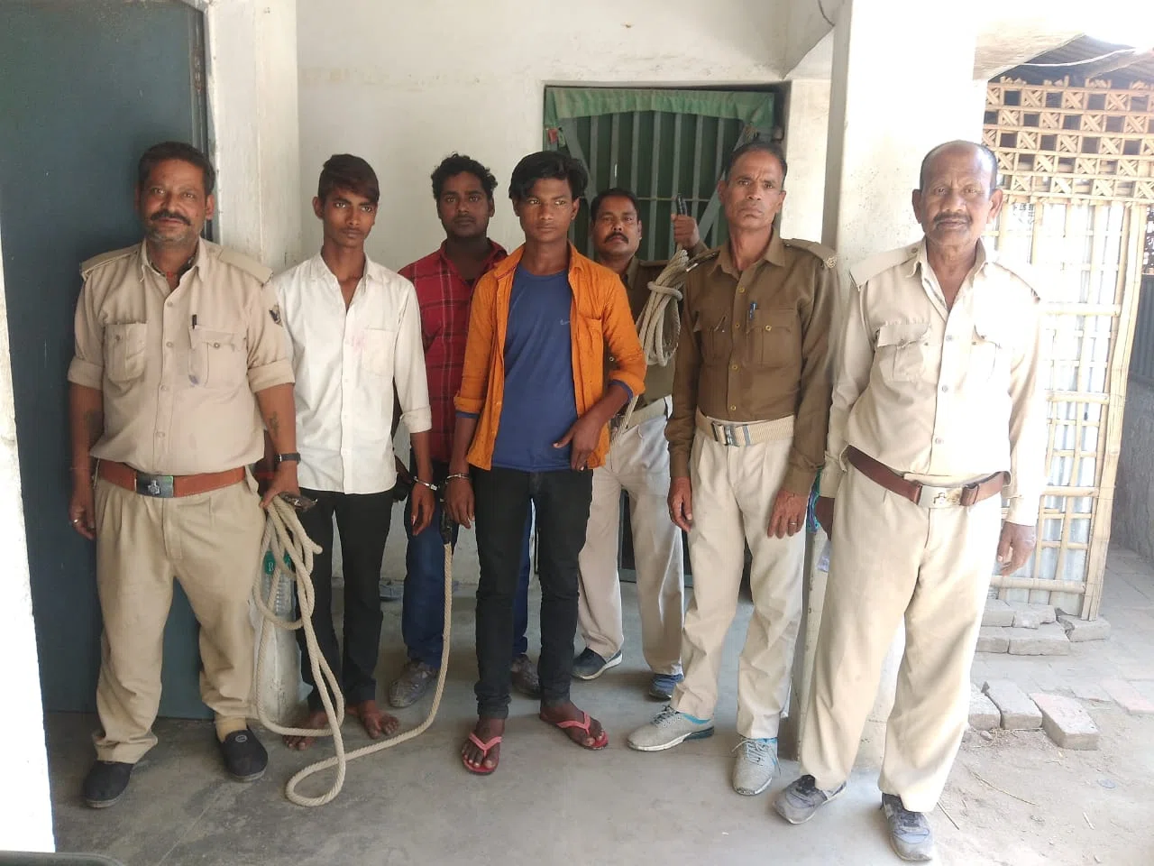पसराहा थाना पुलिस ने चोरी के मामले में दो को दबोचा,एक शराबी भी धराया
