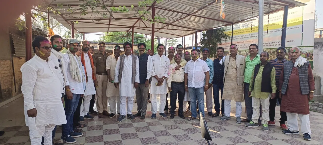 गोगरी थाना परिसर में बैठक आयोजित कर थानेदार ने कह दिया साफ-साफ... होली पर्व पर डीजे बजाने वालों के विरुद्ध होगी कानूनी कार्रवाई, शांति,सतर्कता एवं चौकसी के साथ संपन्न कराएं होली