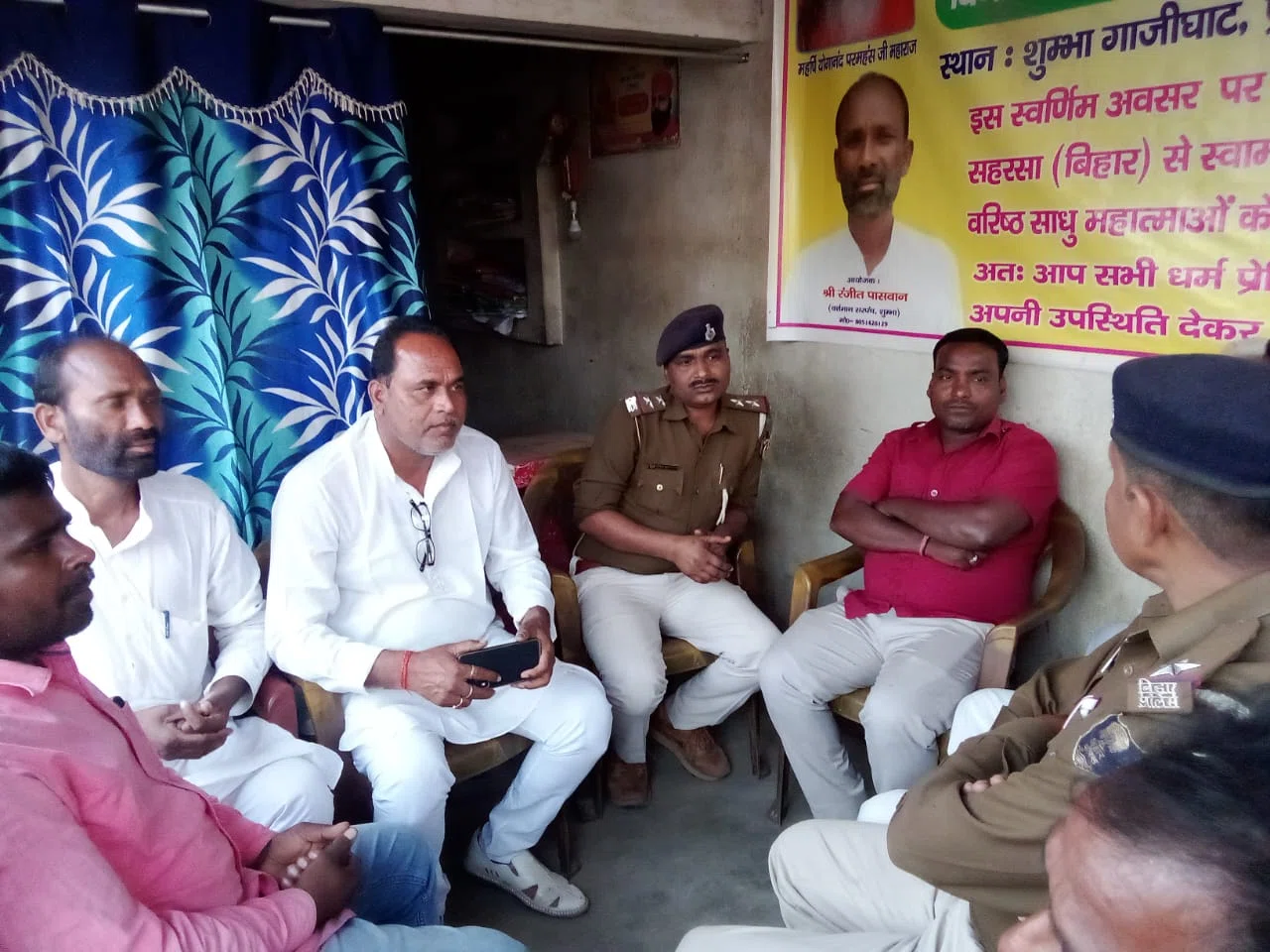 होली मिलन समारोह का आयोजन कर लोगों ने एक दूसरे को अबीर-गुलाल लगाया,थानेदार रोबिन ने कहा-किसी भी कीमत पर नहीं बजेगा डीजे