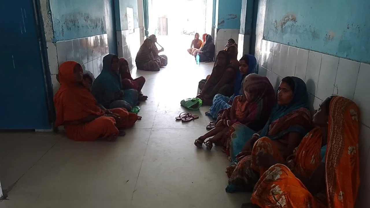तमाम प्रशासनिक चौकसी के बाद भी बेलदौर में नशेड़ी और असामाजिक तत्व अपनी करतूतों से नहीं आए बाज... कहीं मुर्गा लेने जा रहे अधेड़ को नशेड़ियों ने पीटा तो कहीं दबंगों ने महिलाओं पर ढ़ा