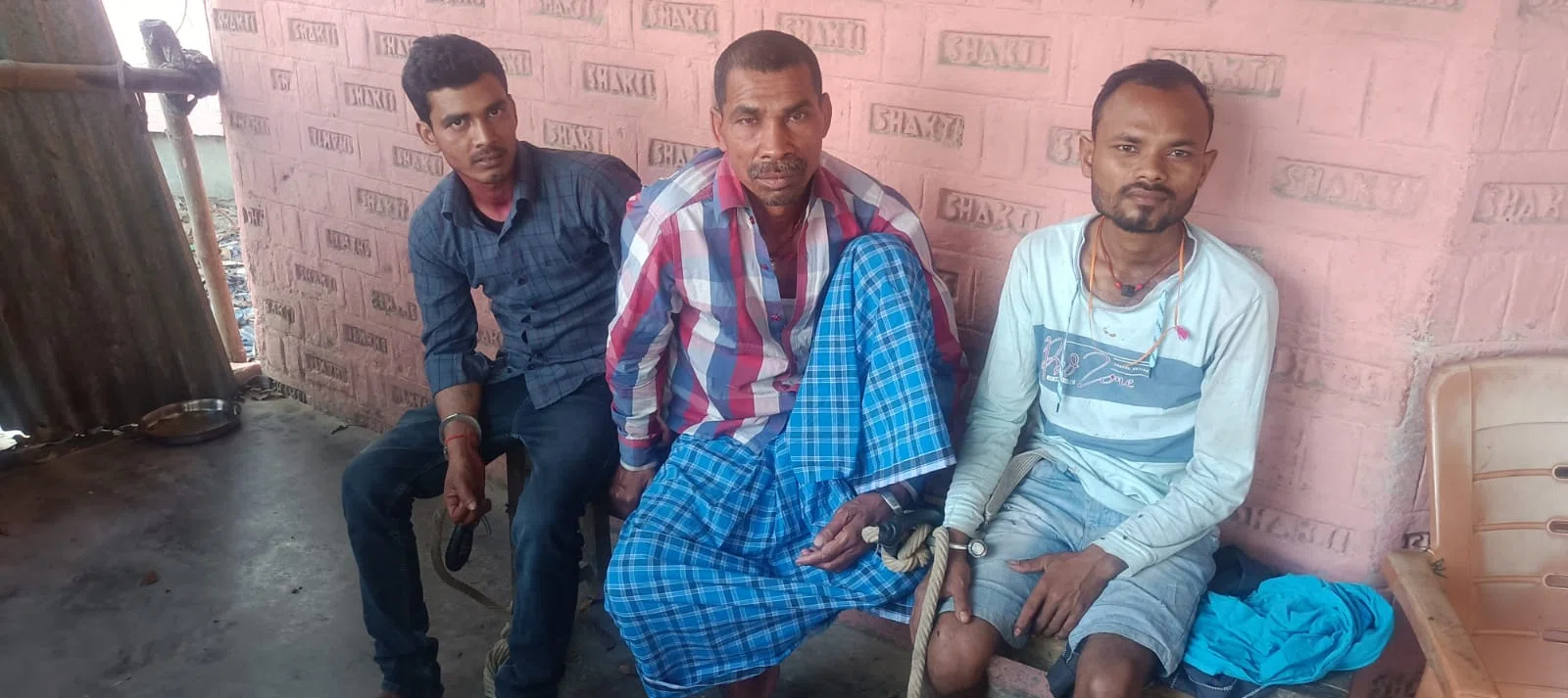 देशी महुआ शराब के साथ दो शराब तस्कर और एक शराबी धराया