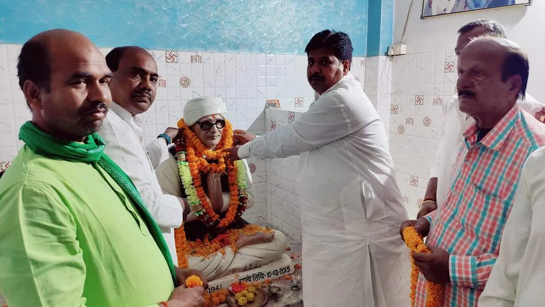 पूर्व नगर सभापति मनोहर यादव के पिता कर्मवीर छोटेलाल यादव की पुण्यतिथि पर जरुरतमंदों के बीच अंग वस्त्र का वितरण,खिलायी गयी मिठाईयां