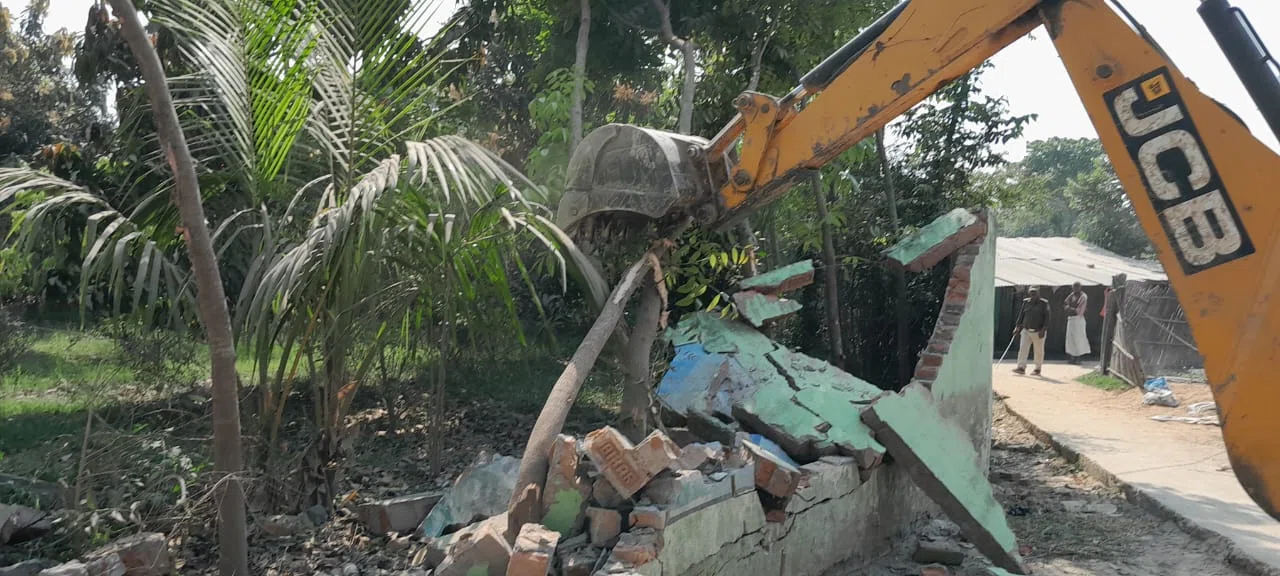 हाई कोर्ट के आदेश पर आम रास्ते से हटाया गया अतिक्रमण,परबत्ता के मुरादपुर गांव में चला प्रशासनिक बुलडोजर