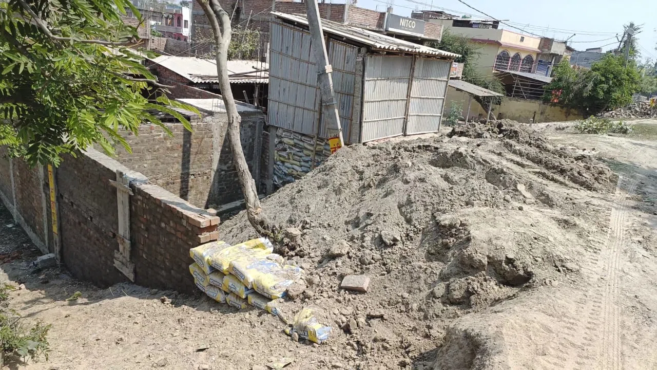 जीएन बांध पर दबंगों द्वारा किया जा रहा अतिक्रमण, मिट्टी काट-काटकर भरा जा रहा घर-आंगन,प्रशासन बेखबर