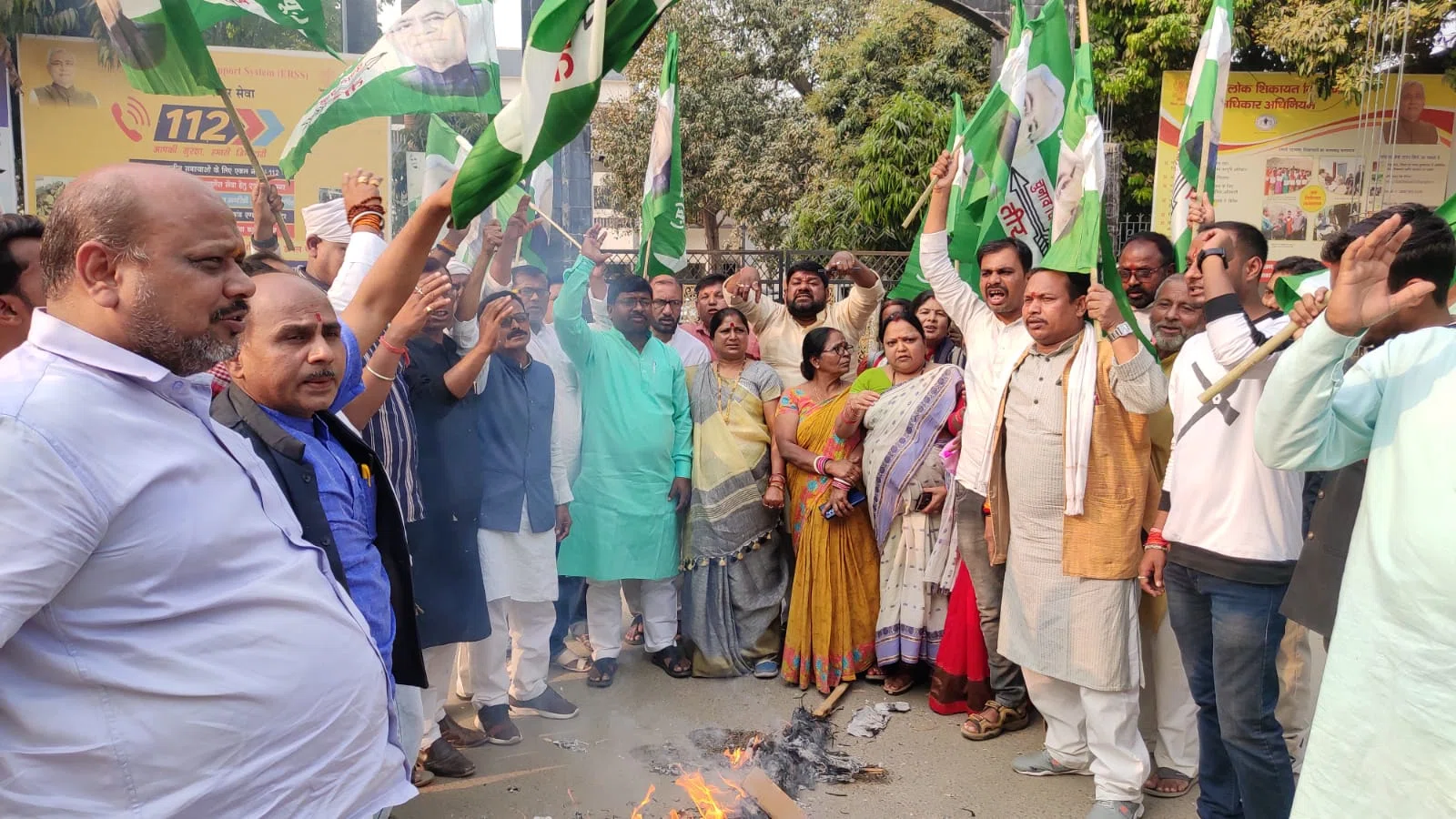 जदयू जिलाध्यक्ष बबलू मंडल ने गरीब छात्रों की छात्रवृत्ति छीनना को बताया महापाप, तो पूर्व विधायक पूनम यादव ने कहा-छात्र विरोधी बीजेपी सरकार को उखाड़ फेंके
