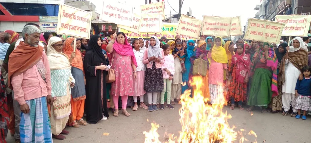 पियक्कड़ों और शराब कारोबारियों का सुधार वाहिनी ने फूंका पुतला... घर-परिवार बर्बाद करने के लिए शराबी से अधिक शराब कारोबारी जिम्मेदार: जेबा खातून